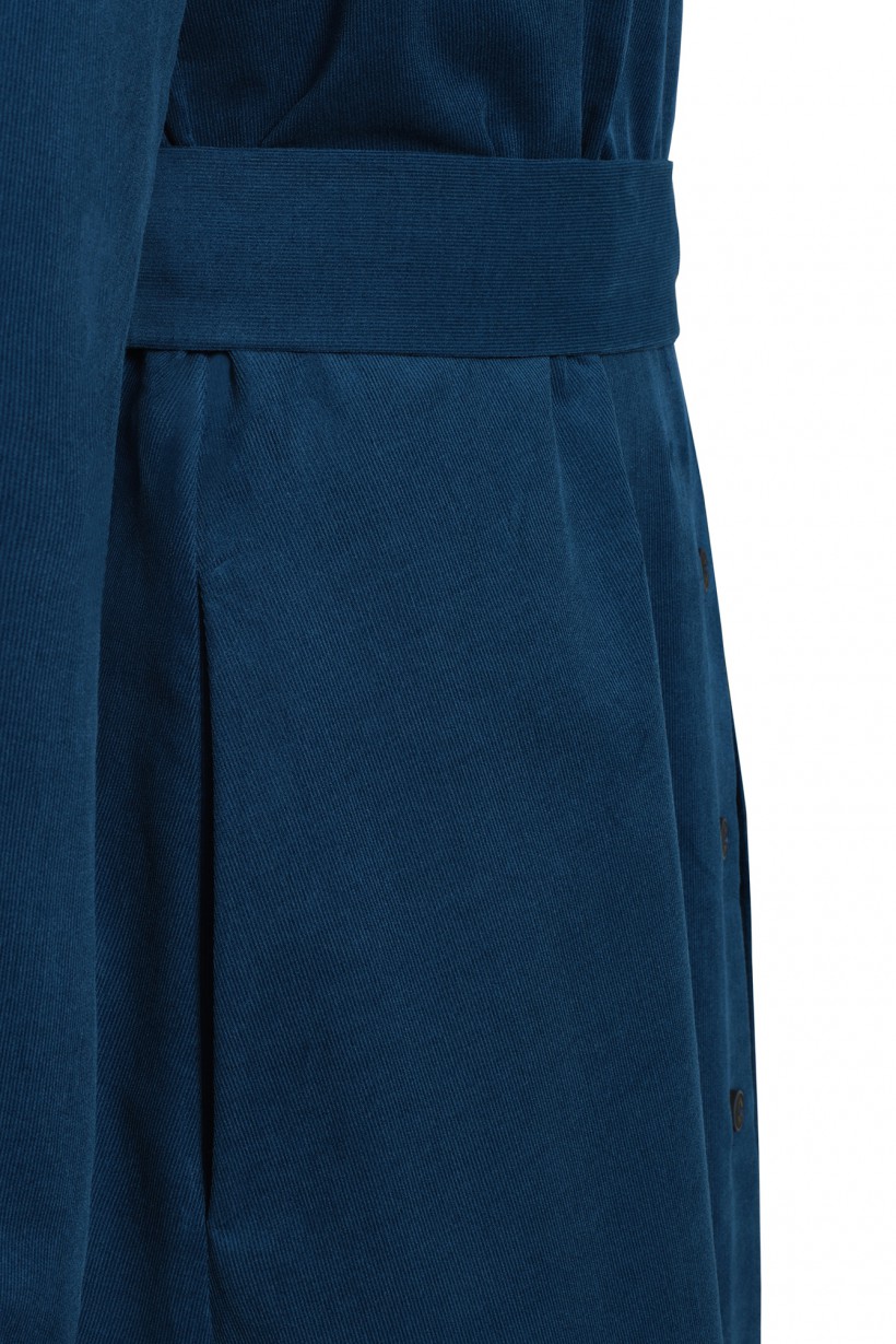 Niebieska sukienka z tkaniny sztruksowej