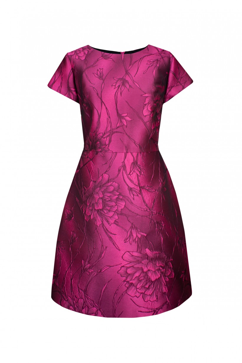 Różowa sukienka z żakardowej tkaniny w kwiaty