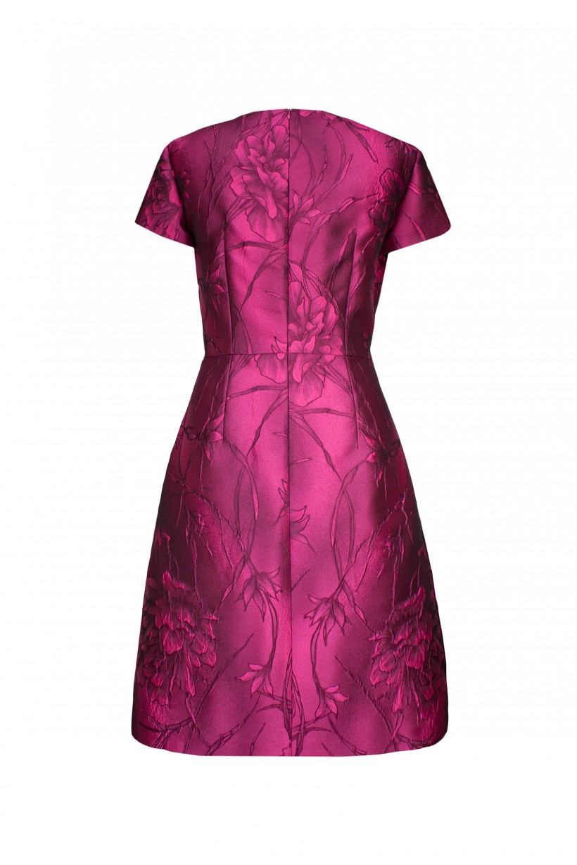 Różowa sukienka z żakardowej tkaniny w kwiaty