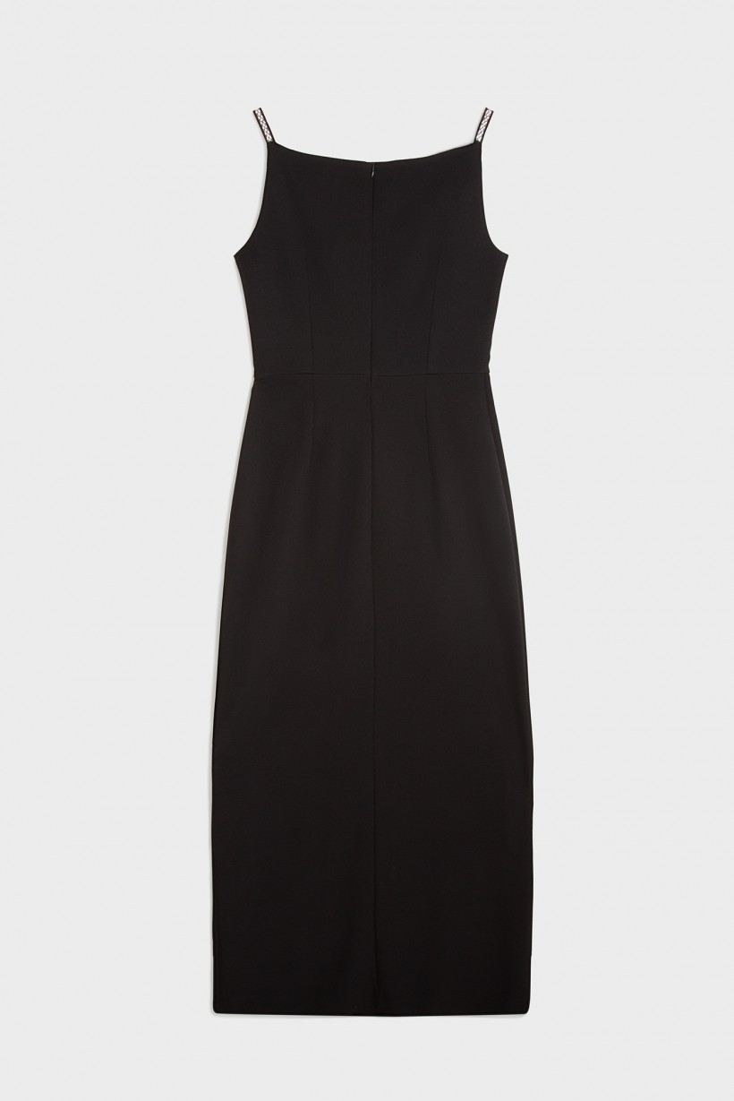Długa elegancka suknia w czarnym kolorze