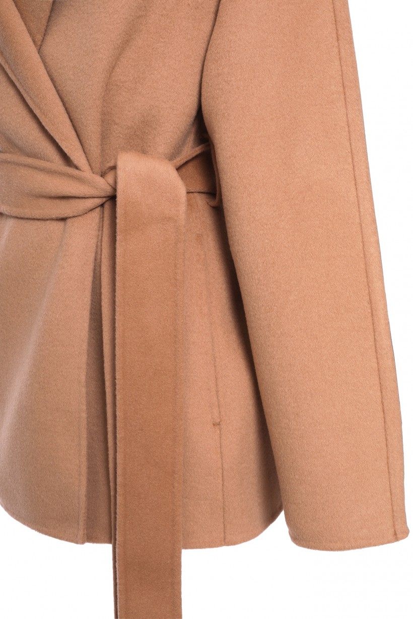 Krótki płaszcz z paskiem w kolorze camelowym