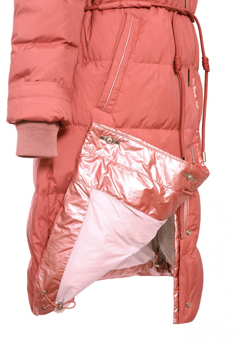 Płaszcz puchowy z paskiem w kolorze różowoczerwonym