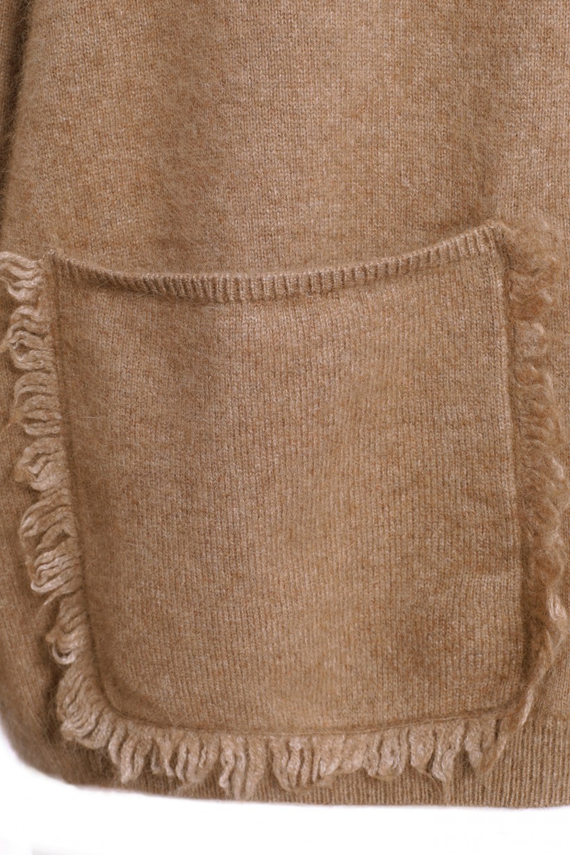 Brązowy sweter z ozdobnymi kieszeniami