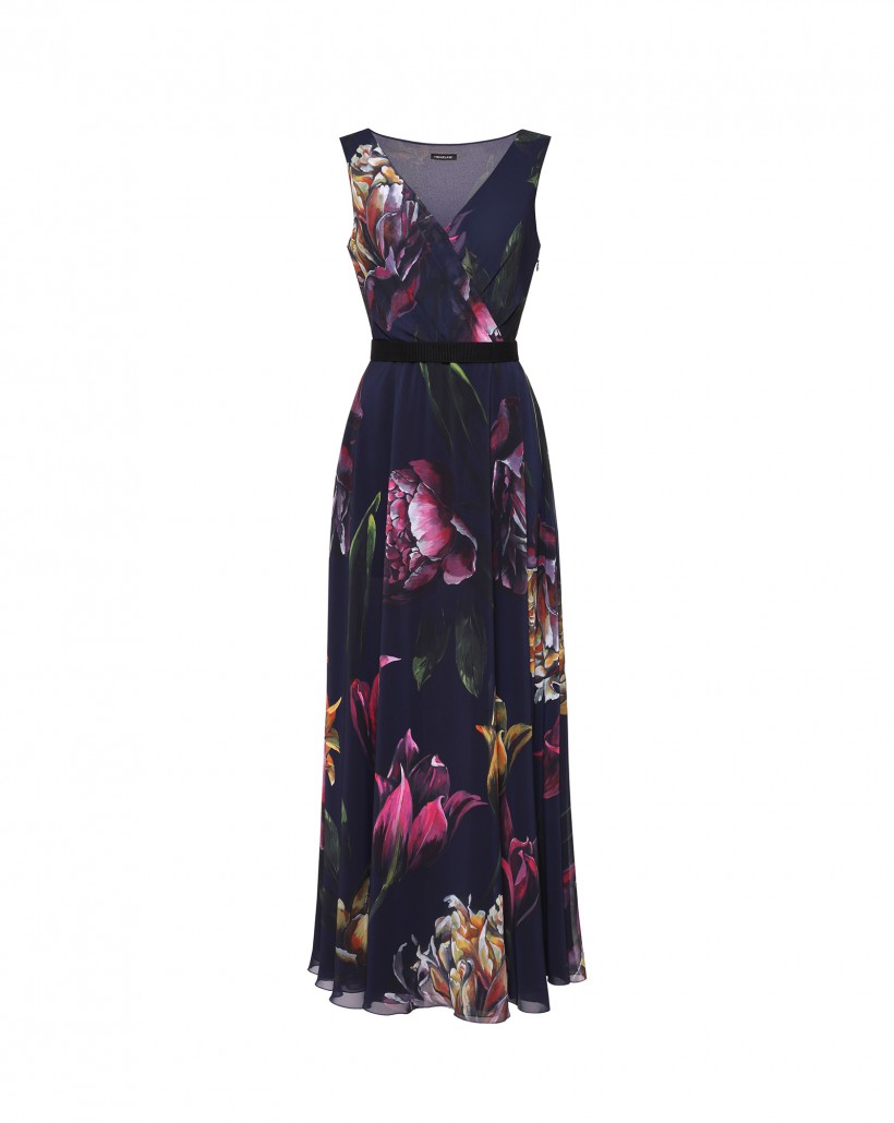 Długa suknia z motywem kwiatów w odcieniach fioletu
