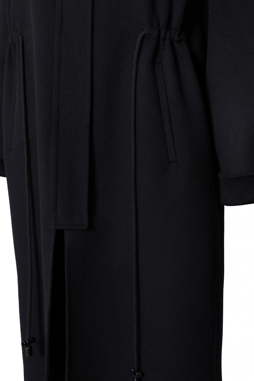 Długi płaszcz z kapturem w kolorze czarnym