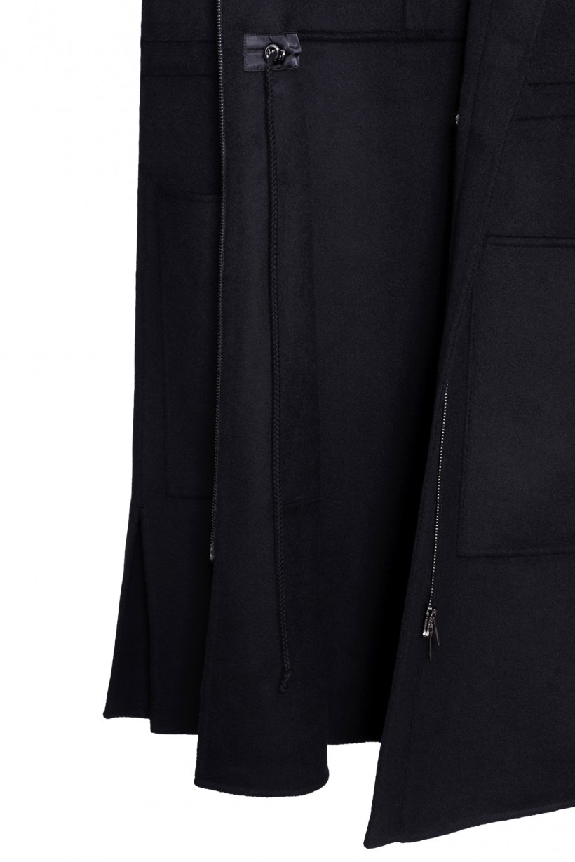 Czarny płaszcz z kapturem z czystej wełny