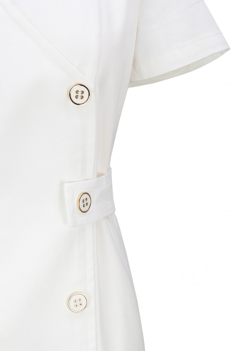 Dopasowana sukienka w kolorze białym z ozdobnymi guzikami