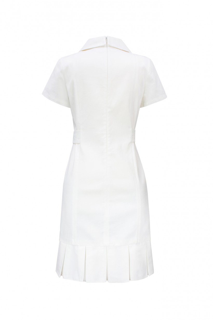 Dopasowana sukienka w kolorze białym z ozdobnymi guzikami