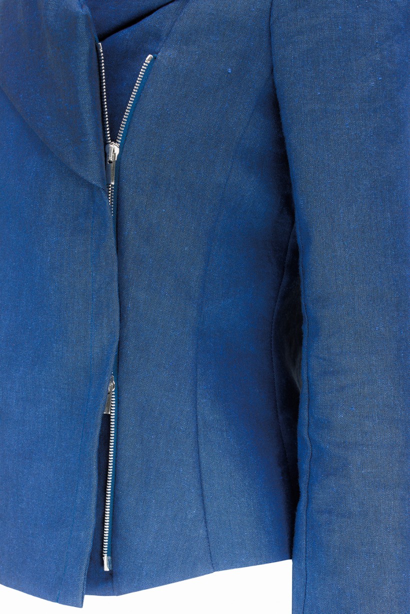 Żakiet z asymetrycznym zapięciem w kolorze niebieskim