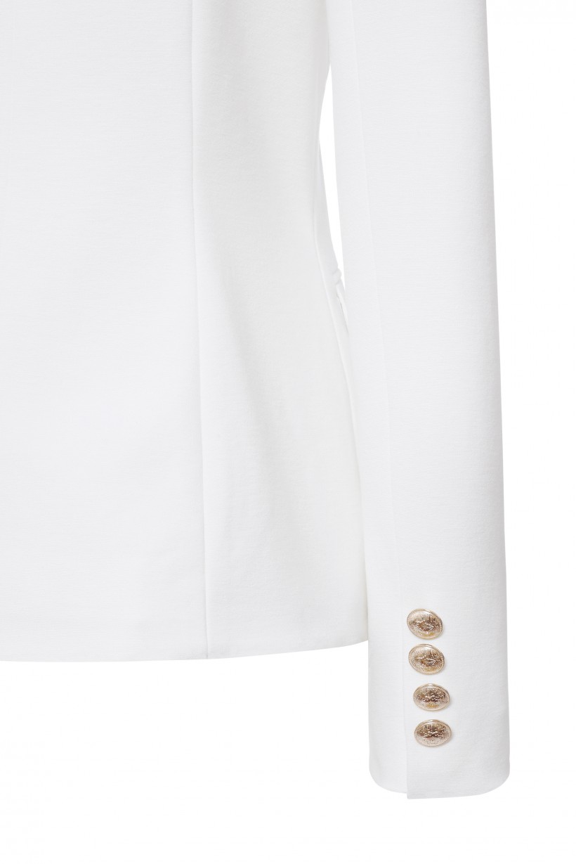 Biały żakiet dwurzędowy z ozdobnymi guzikami 