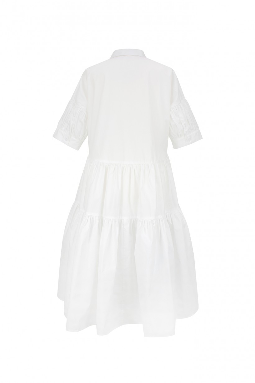 Luźna sukienka z kołnierzykiem w kolorze białym