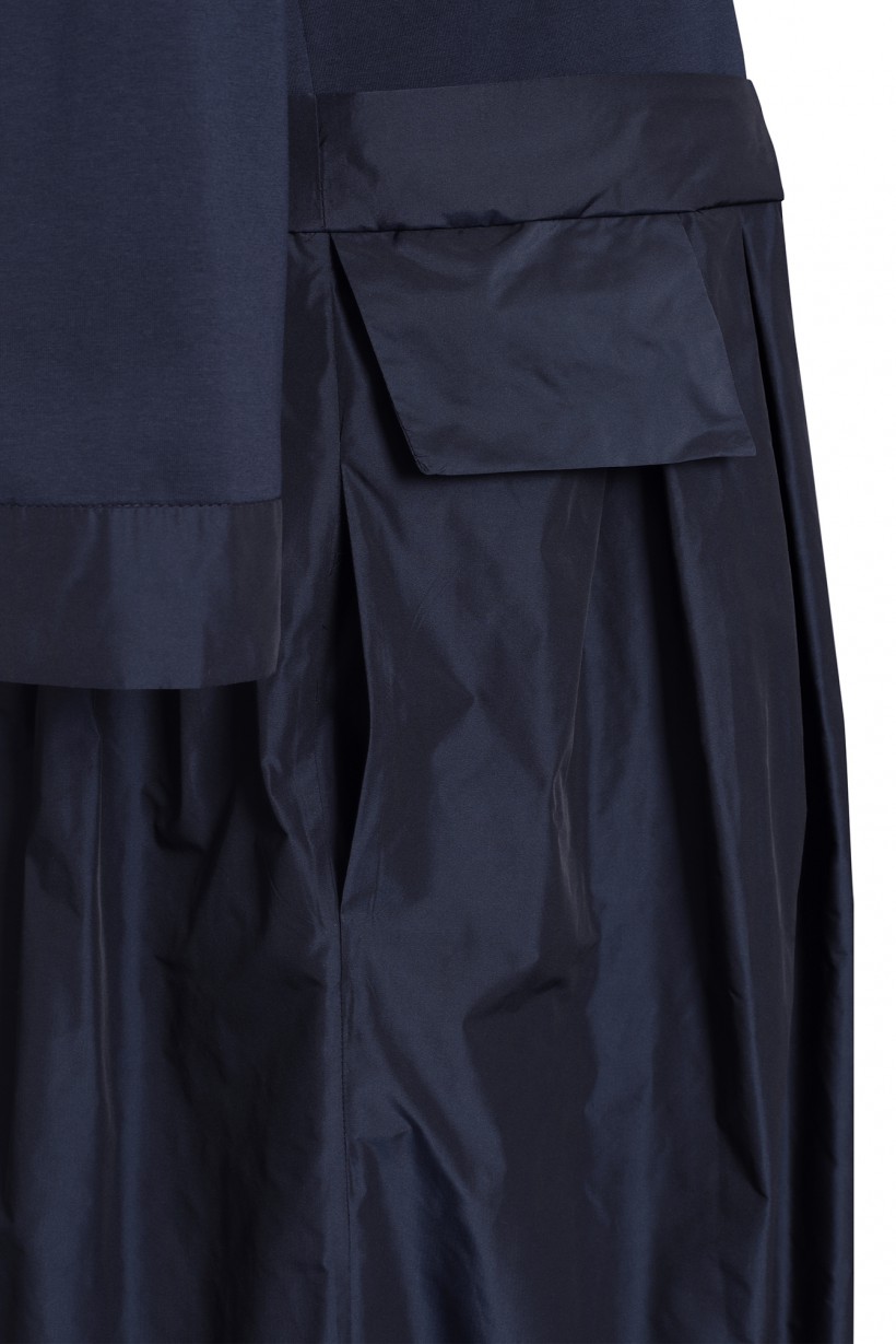 Granatowa sukienka z falbaną z tafty