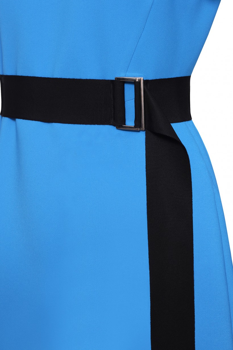 Klasyczna sukienka w niebieskim kolorze z paskiem