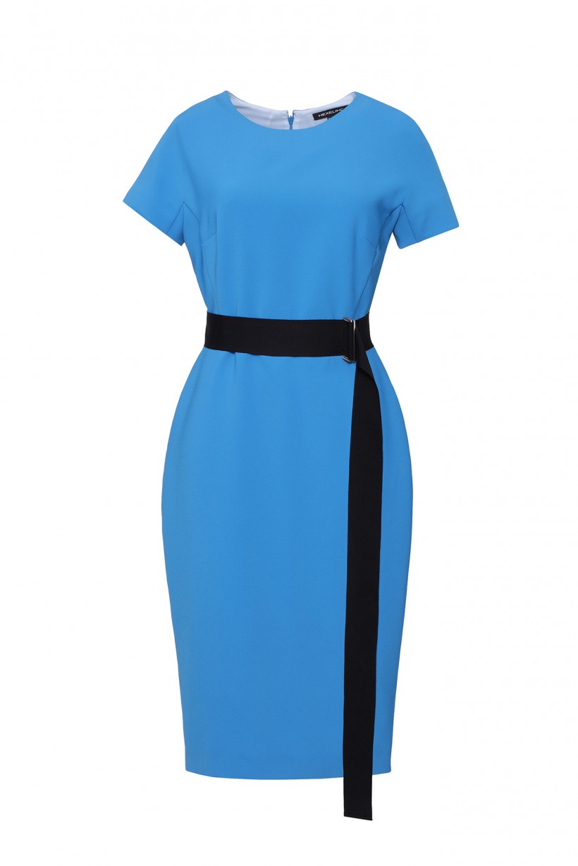 Klasyczna sukienka w niebieskim kolorze z paskiem