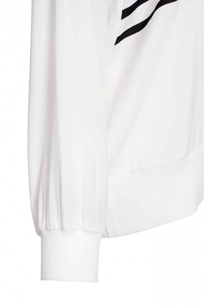 Sportowa lekka bluzka w kolorze białym z paskami