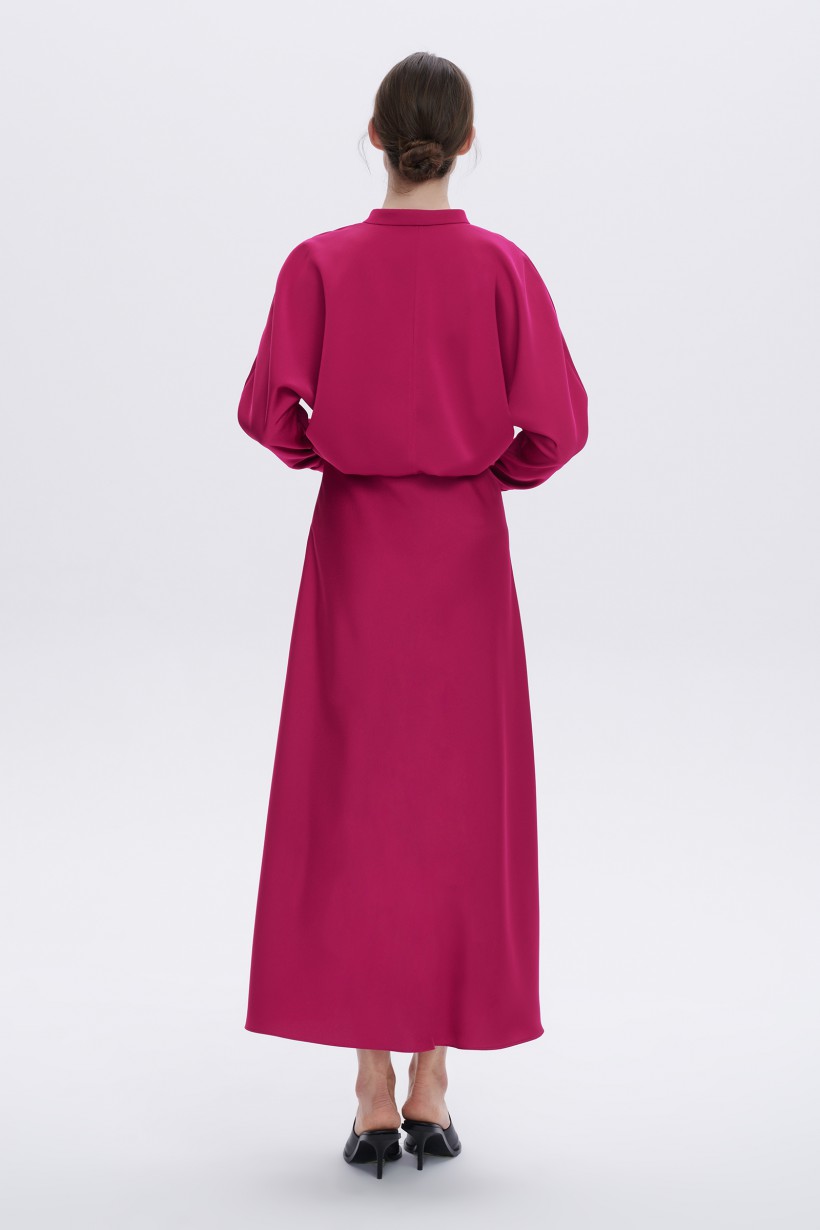 Różowa sukienka z satynowej tkaniny