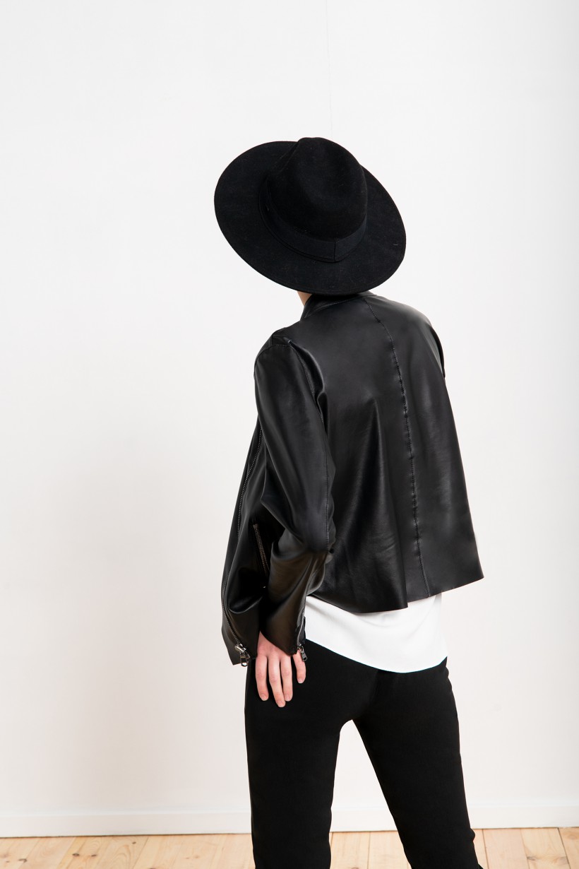 Skórzana kurtka w kolorze czarnym z asymetrycznym zapięciem