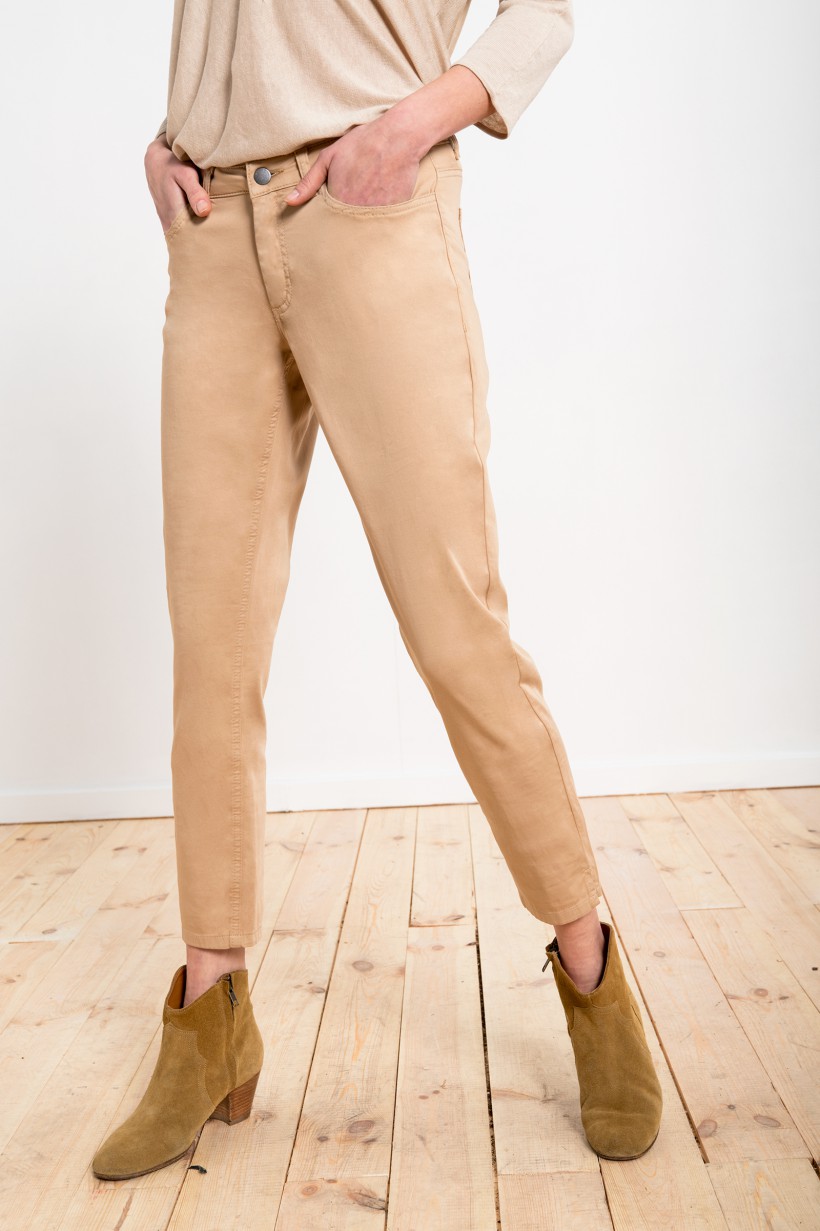 Bawełniane spodnie w kolorze beżowym o dopasowanym kroju
