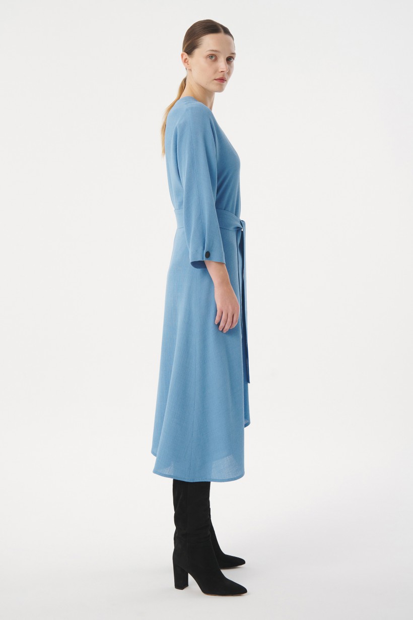 Błękitna sukienka z asymetrycznym dołem