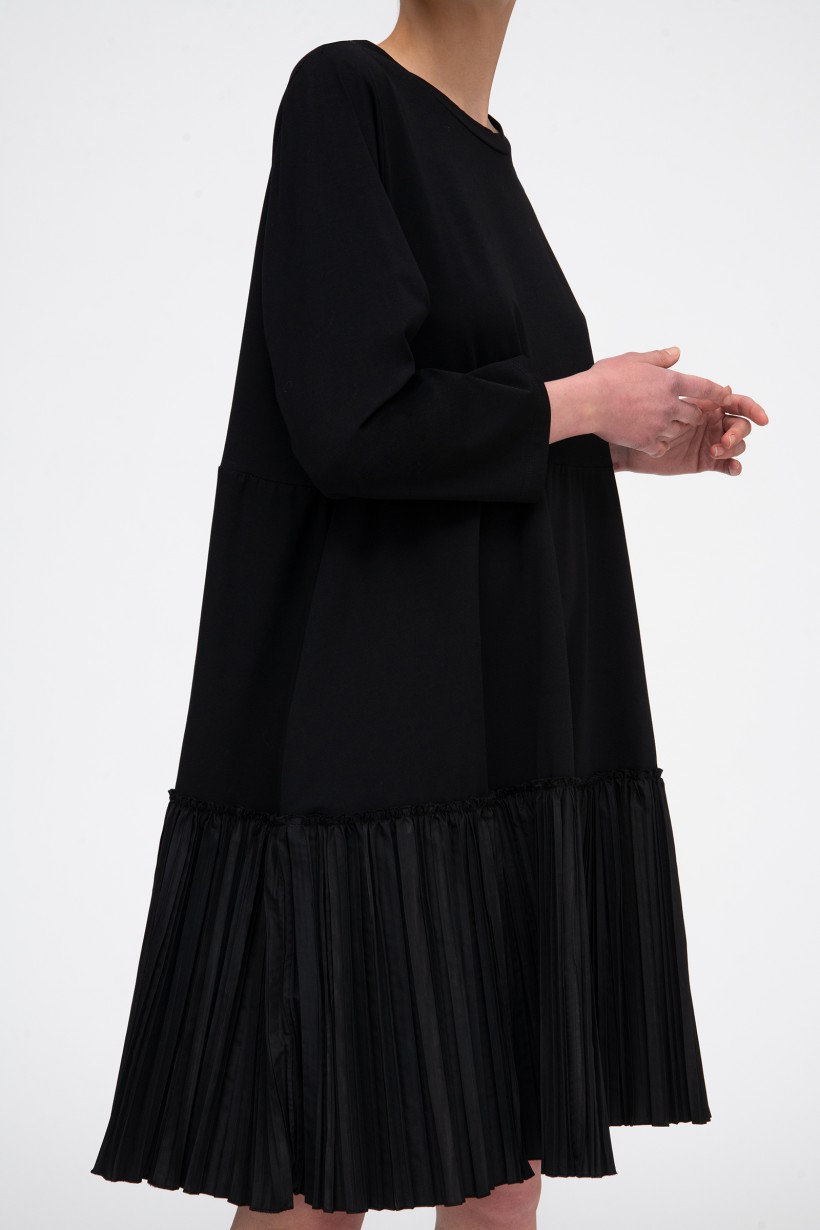 Sukienka oversize z plisowanym dołem w kolorze czarnym 