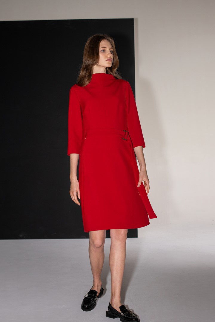 Czerwona sukienka z paskiem z rozkloszowanym dołem