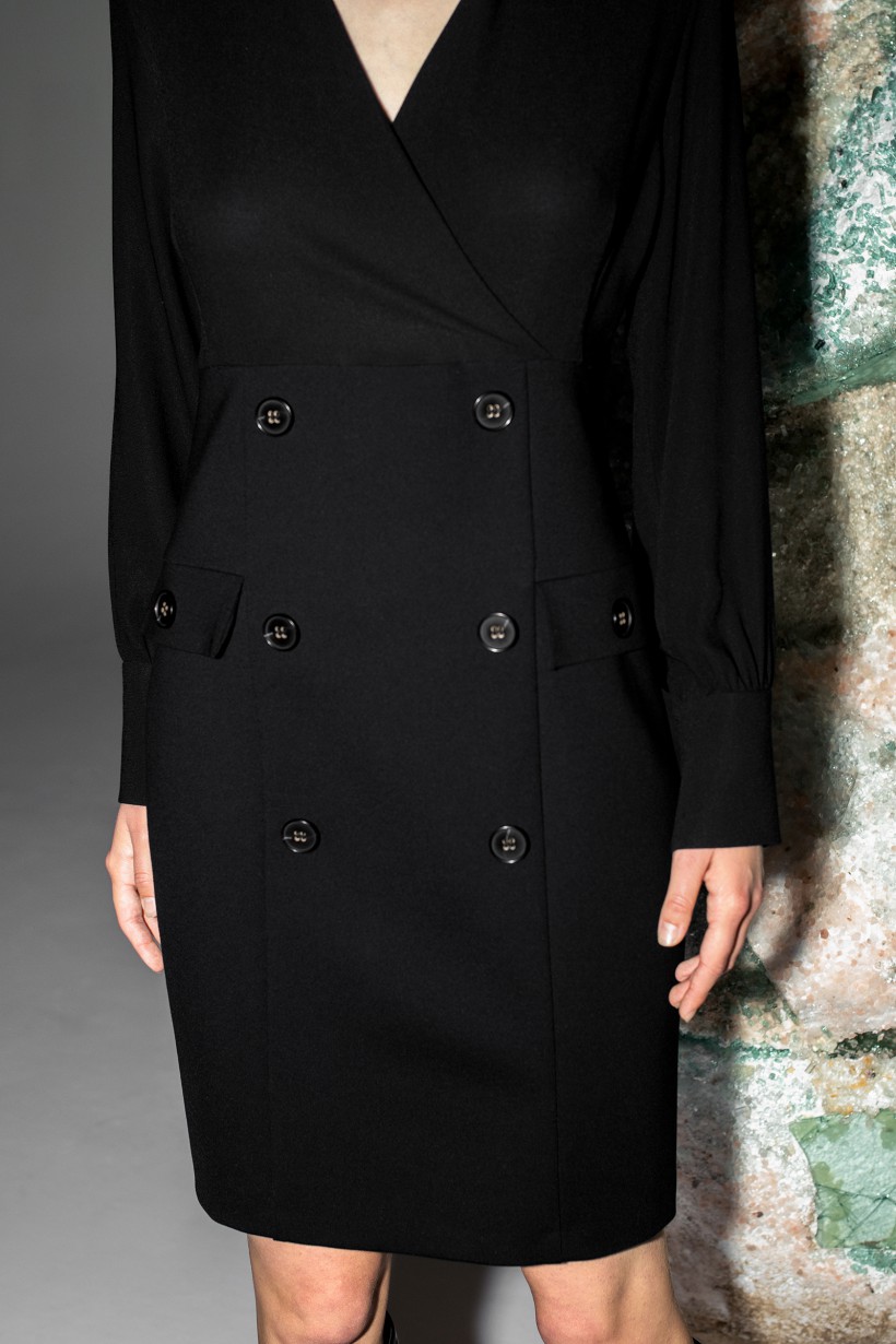 Elegancka czarna sukienka z kopertową górą i ozdobnymi guzikami
