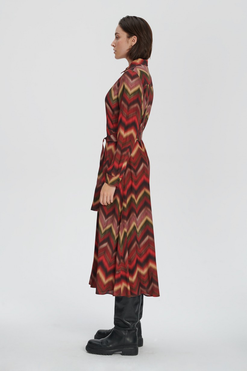 Sukienka maxi z nadrukiem w odcieniach czerwieni