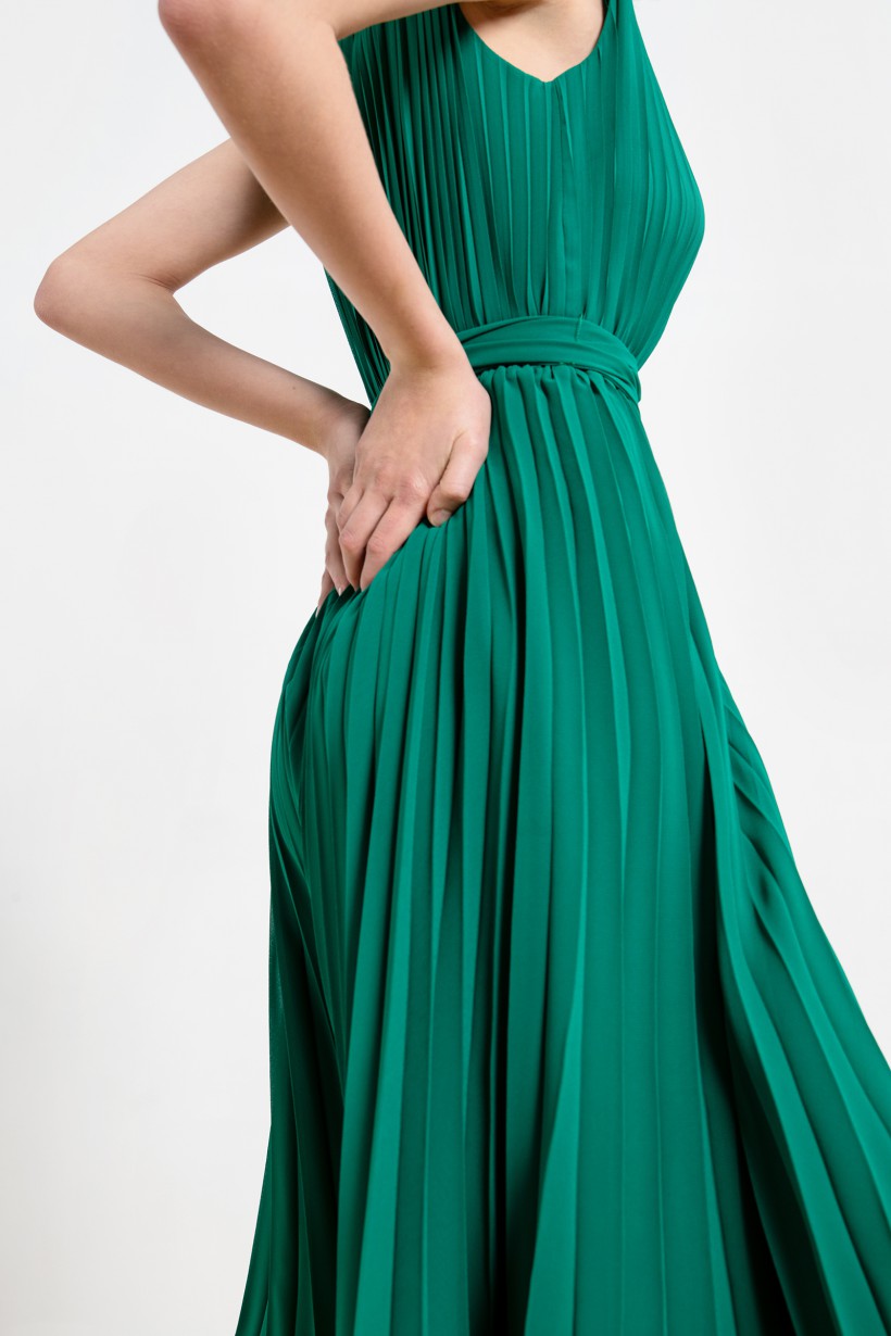 Plisowana sukienka z szarfą w zielonym kolorze