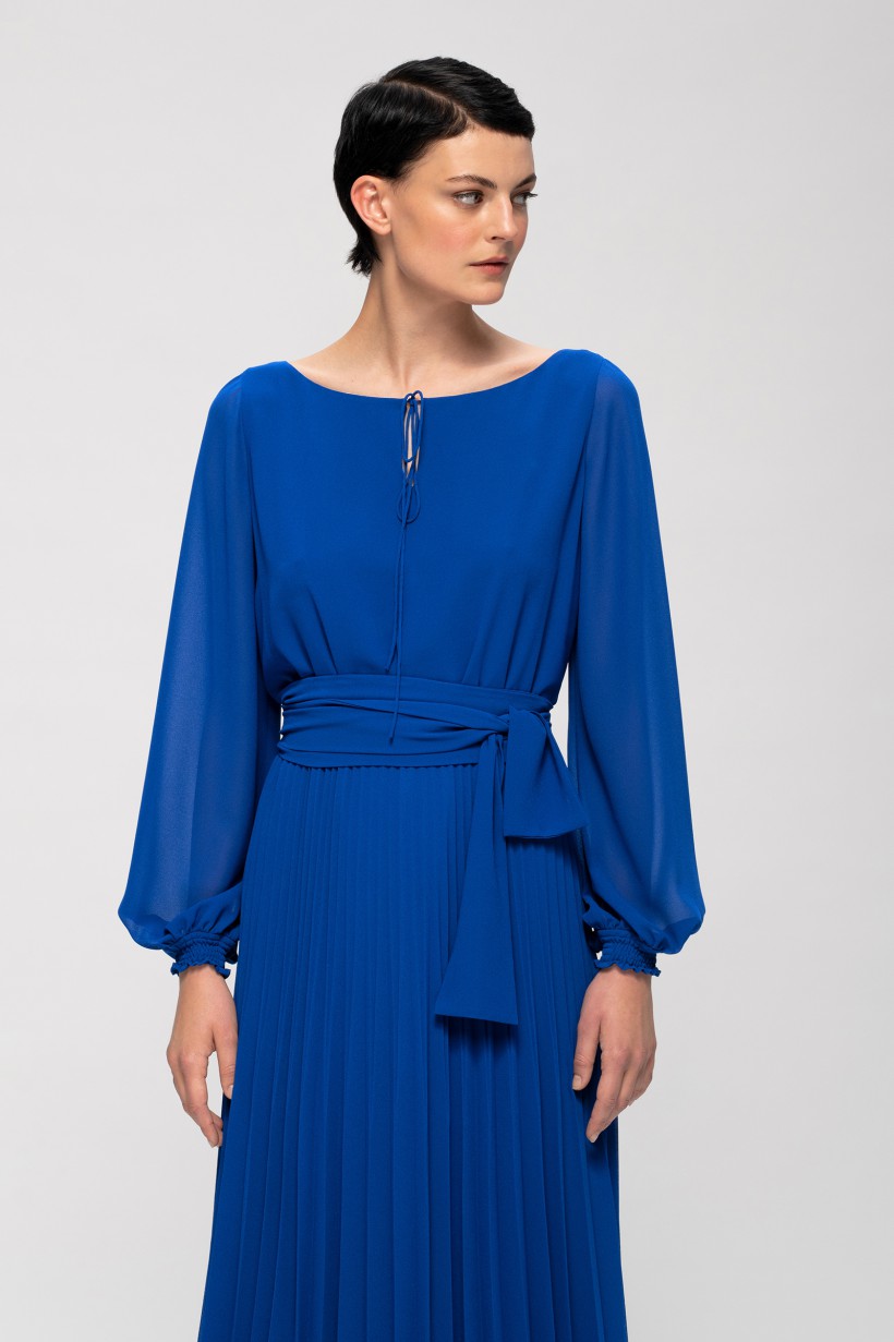 Plisowana sukienka maxi z szarfą w kolorze niebieskim