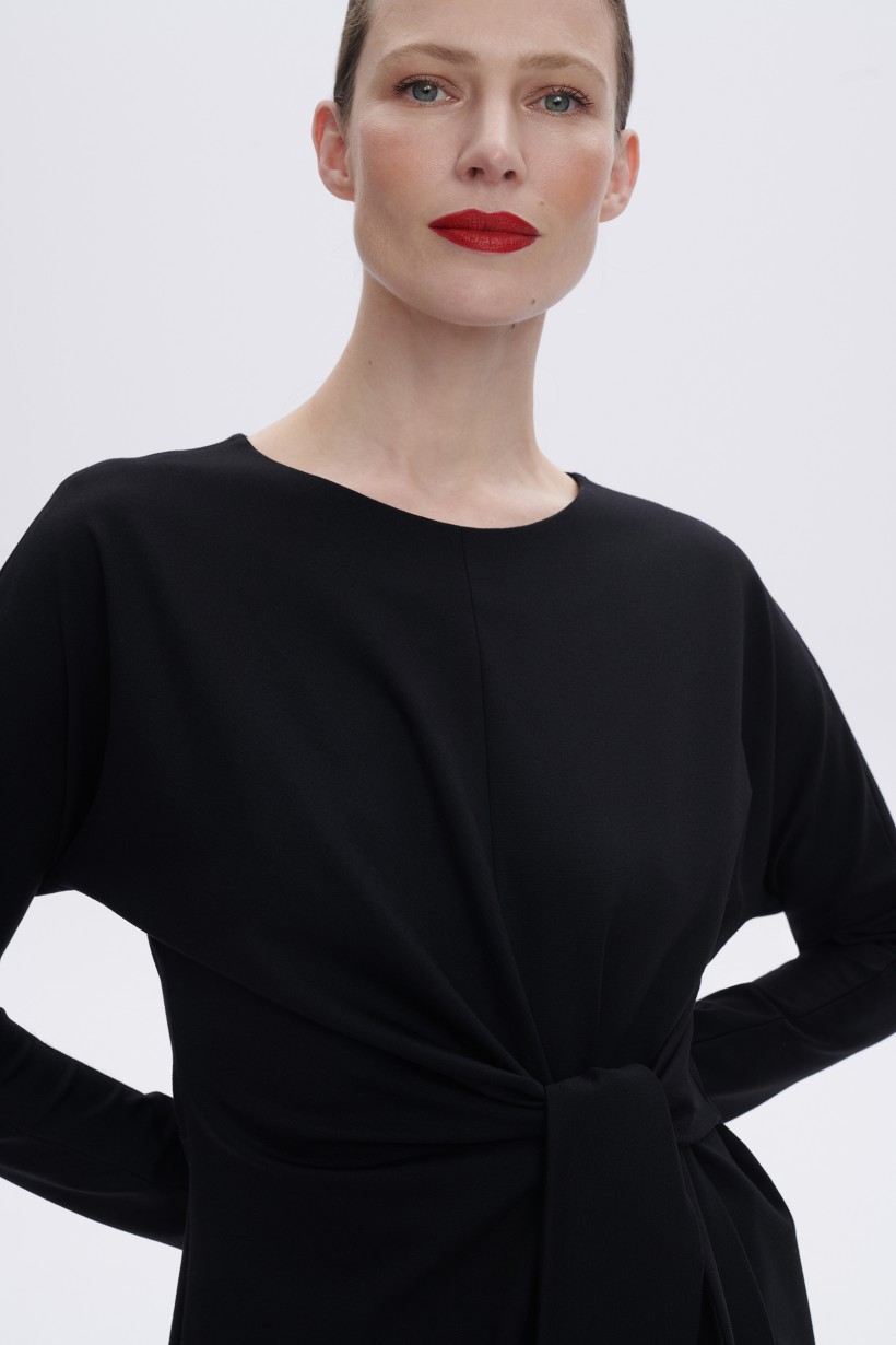 Czarna ołówkowa sukienka z wiązaniem