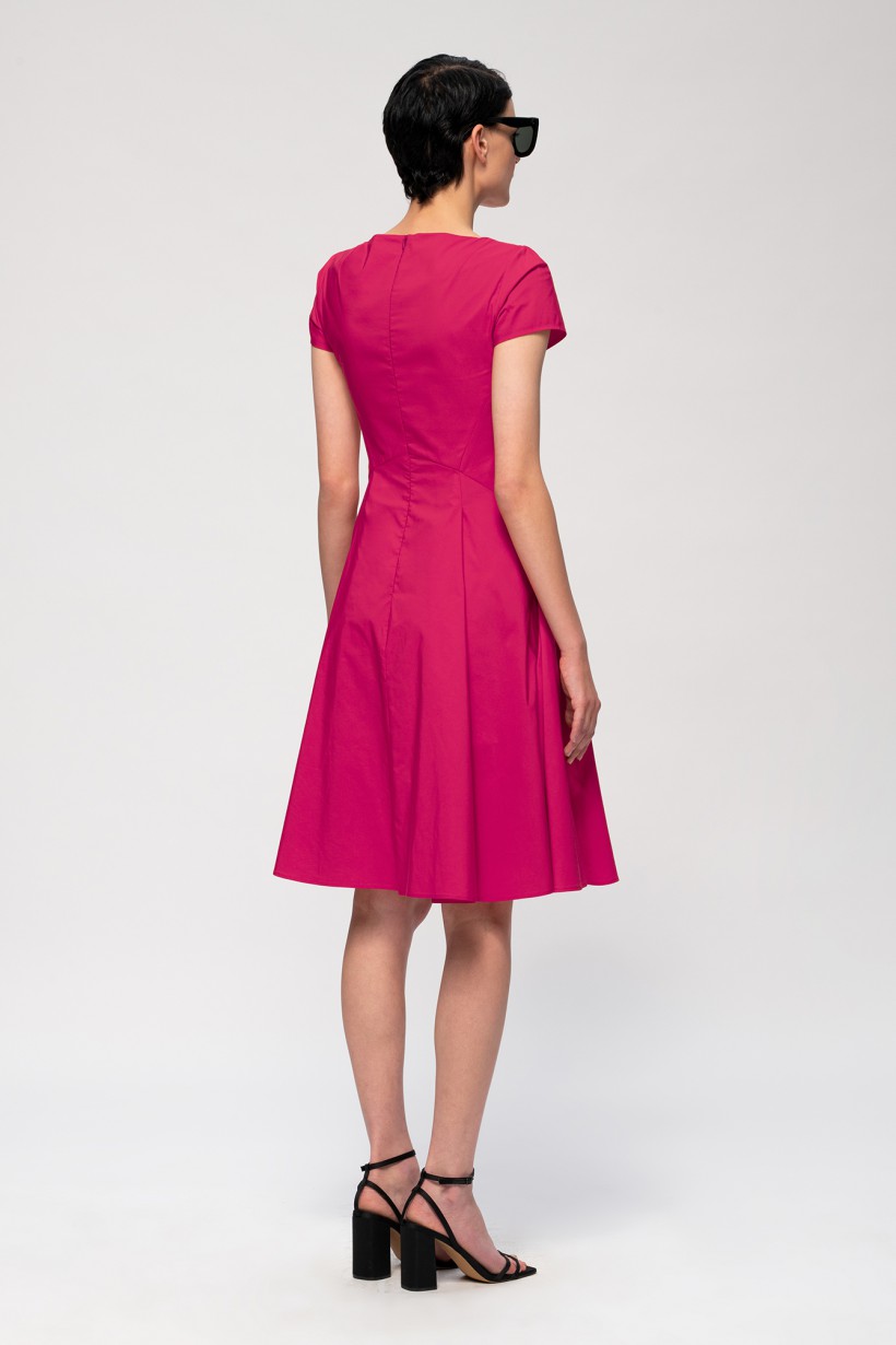 Rozkloszowana sukienka w różowym kolorze
