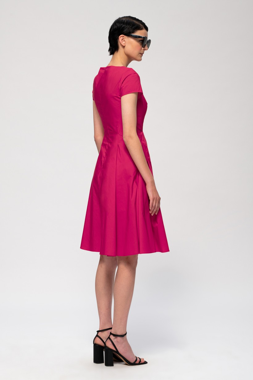 Rozkloszowana sukienka w różowym kolorze