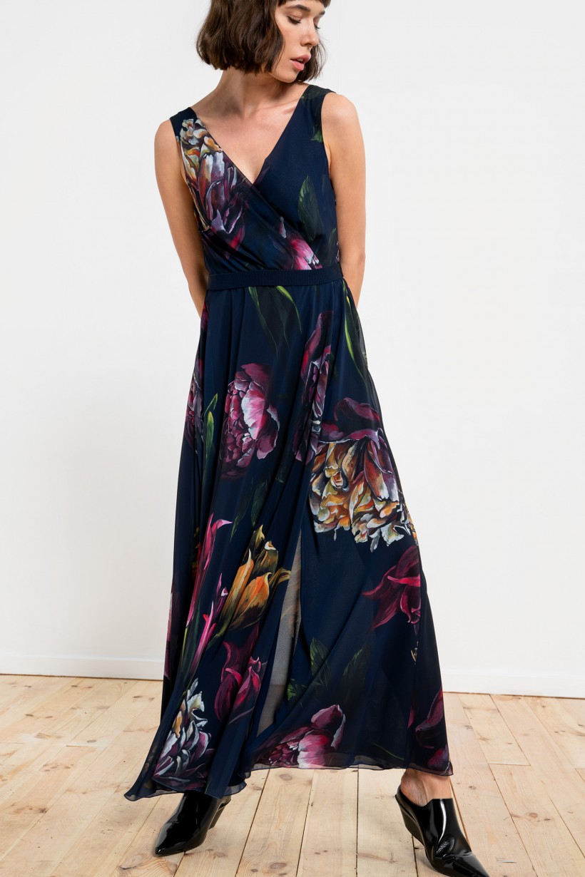 Długa suknia z motywem kwiatów w odcieniach fioletu