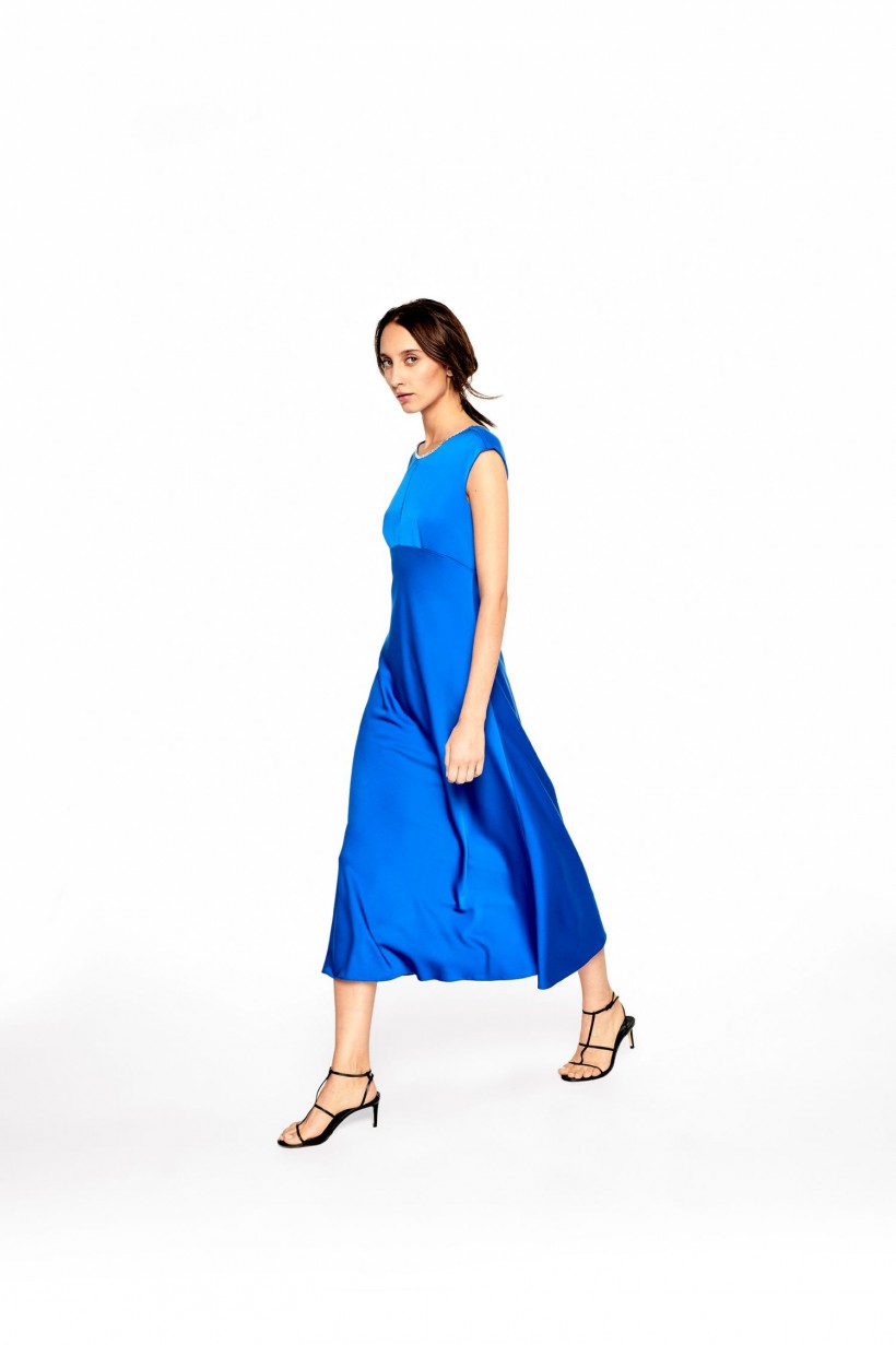 Długa sukienka z ozdobną taśmą w jasnym niebieskim kolorze