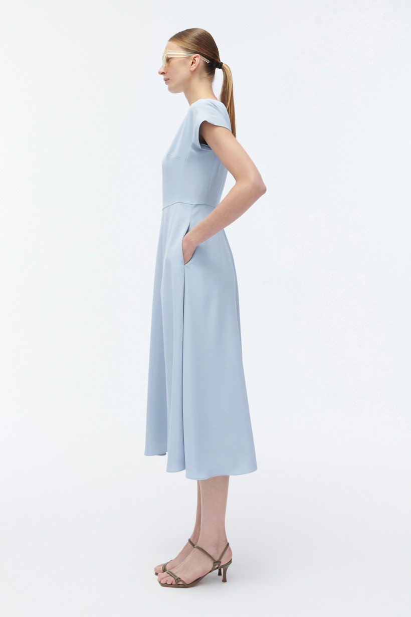 Błękitna sukienka midi