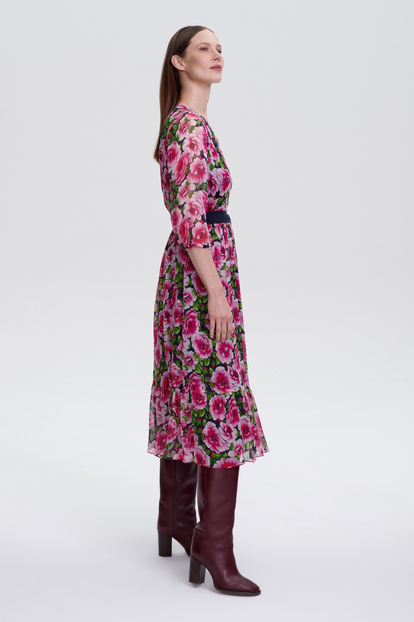 Długa sukienka w kwiaty w kolorze magenta