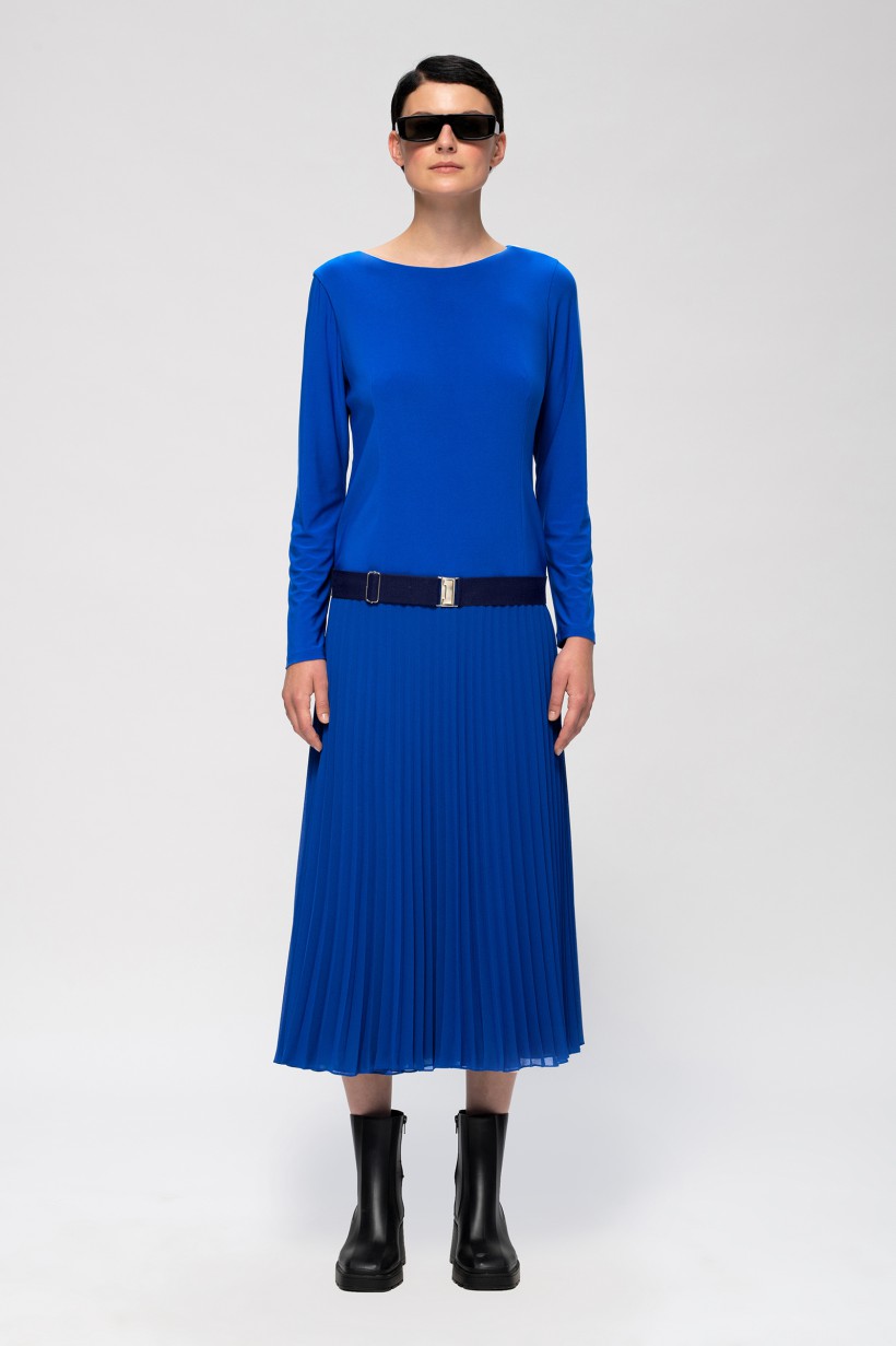 Sukienka maxi z obniżonym pasem w kolorze niebieskim
