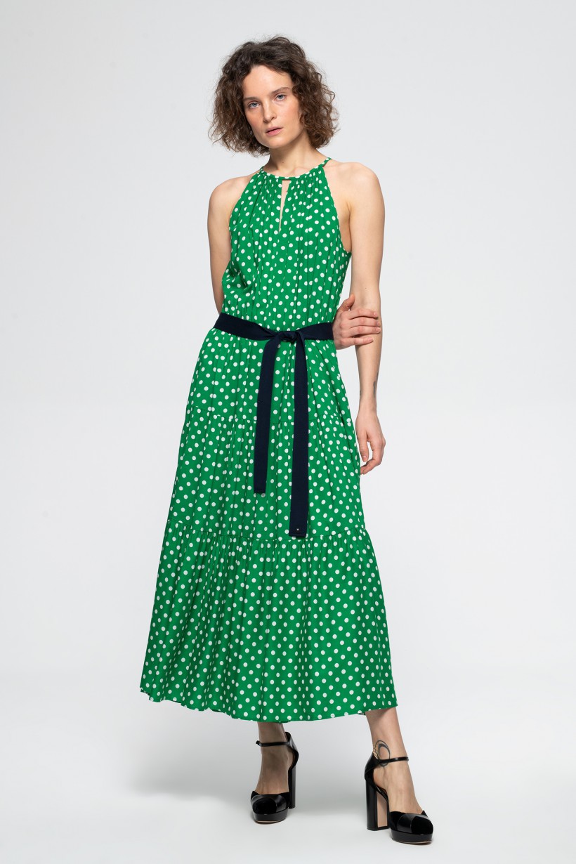 Zielona sukienka w grochy z falbanami