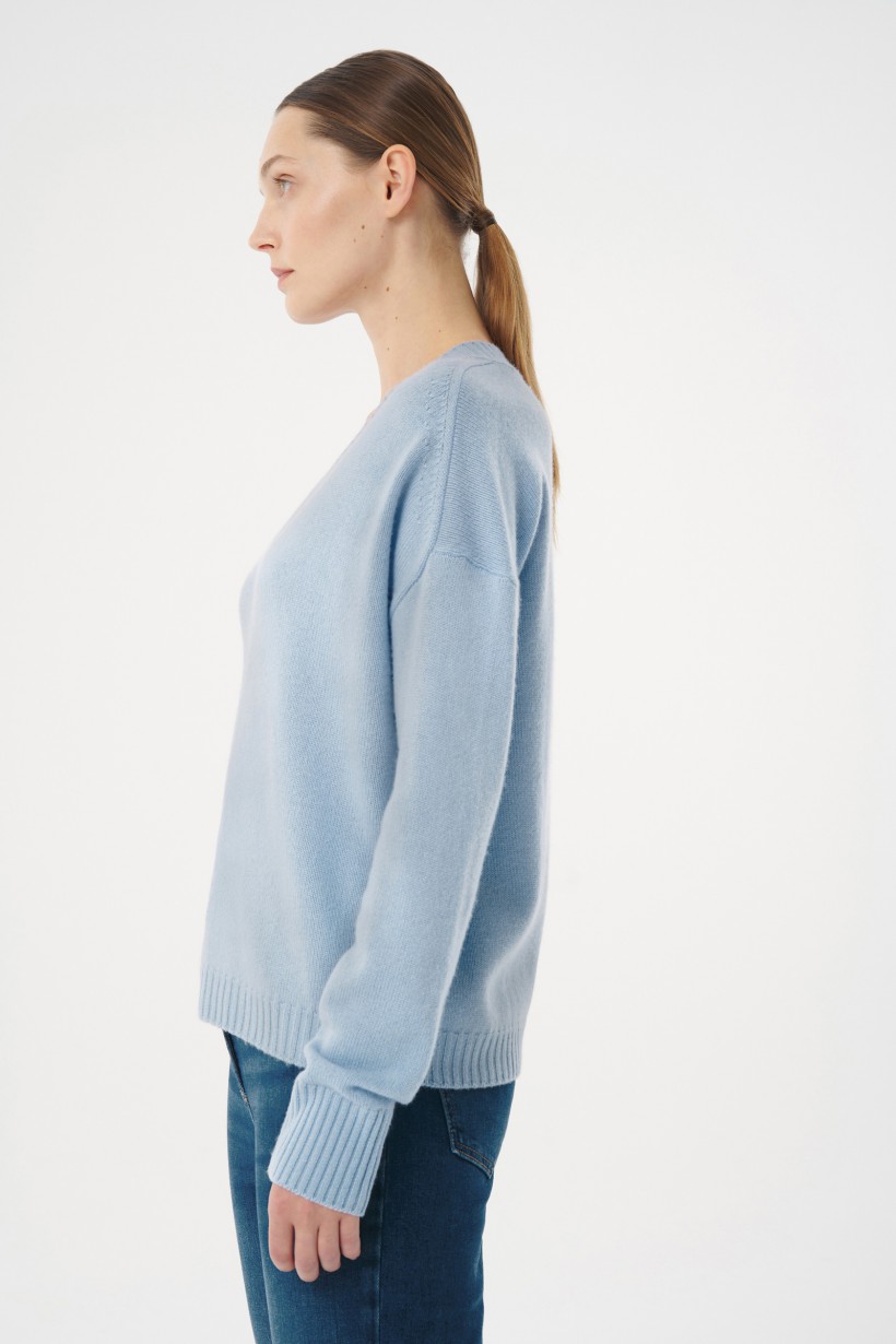 Ciepły sweter z wełny w kolorze błękitnym