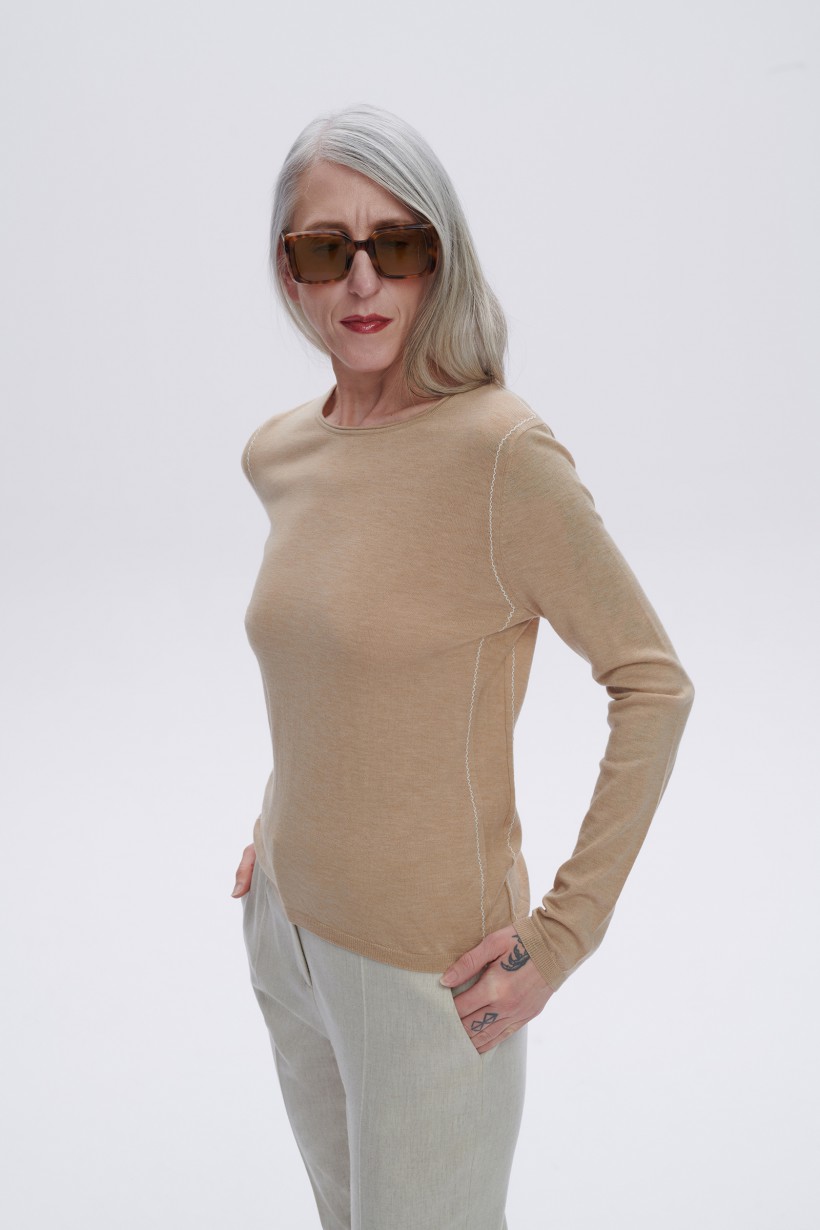 Sweter z ozdobnym stębnowaniem w kolorze beżowym