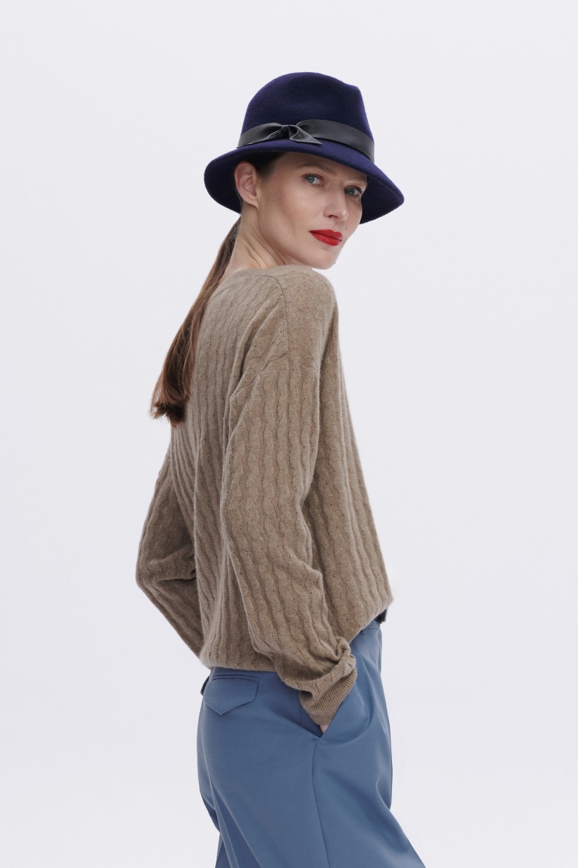 Kaszmirowy sweter o ozdobnym splocie w jasnobrązowym kolorze