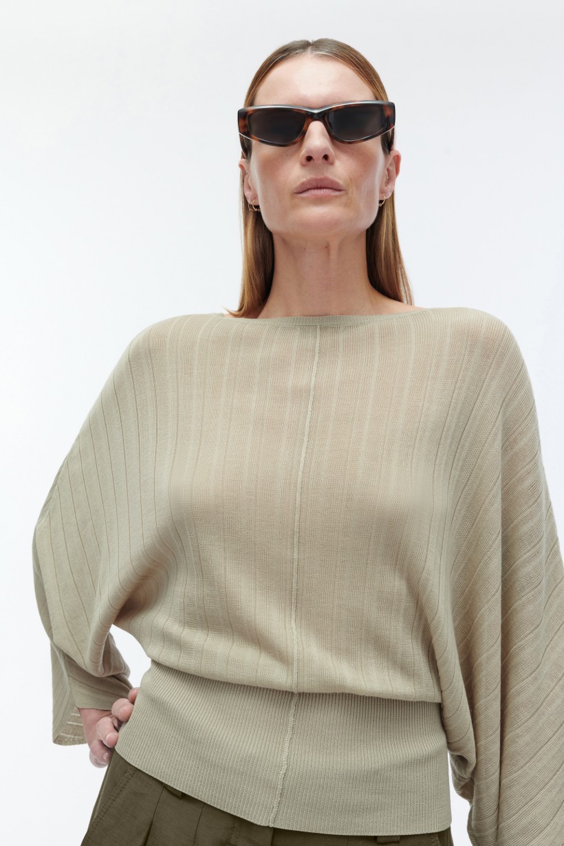 Sweter typu nietoperz w kolorze beżowo-khaki