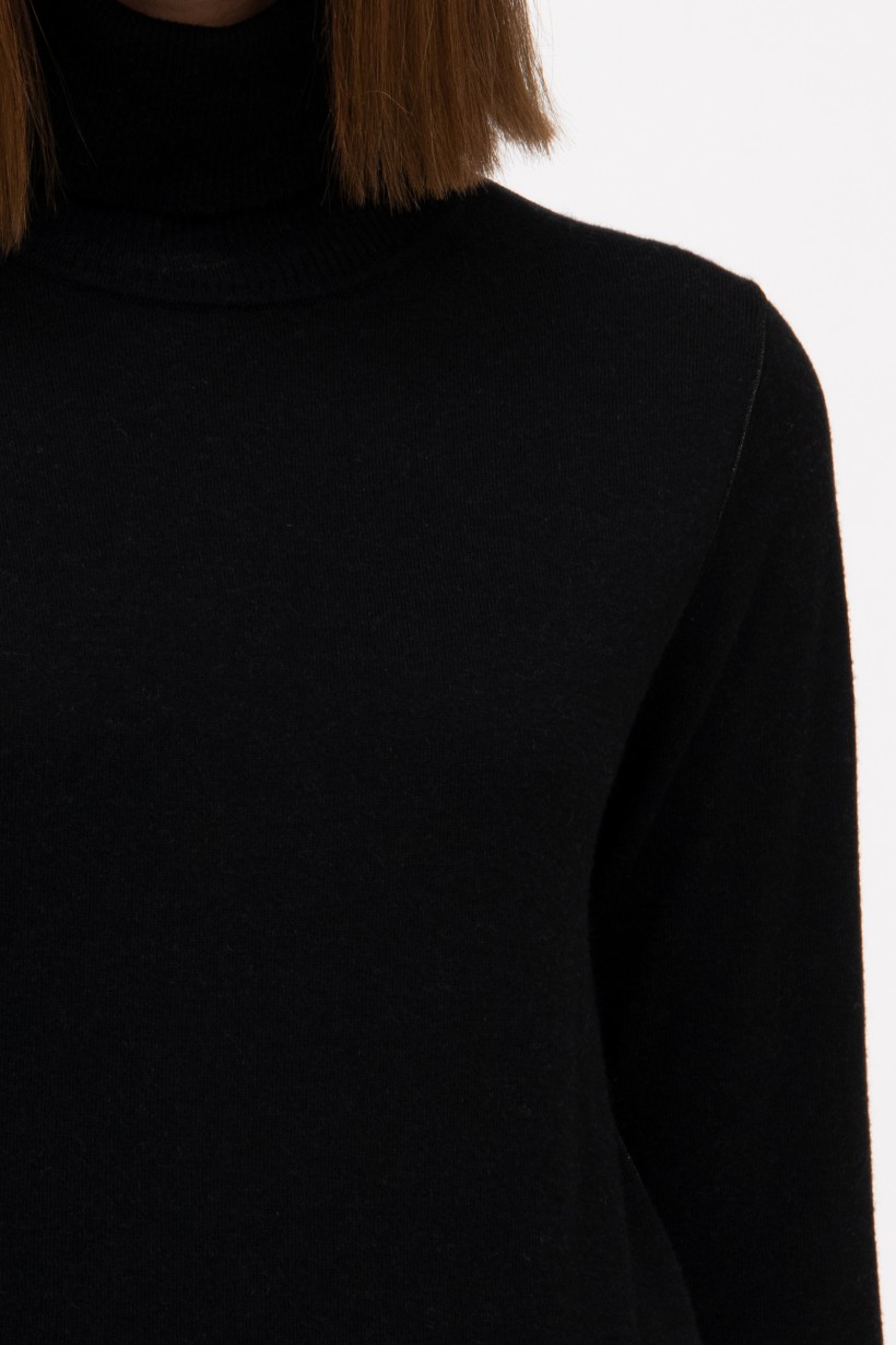 Sweter z golfem w kolorze czarnym 