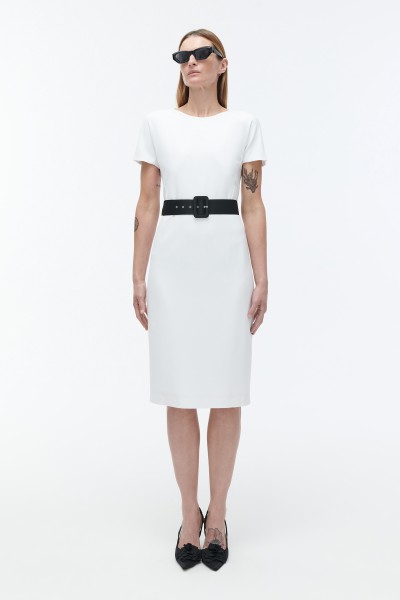 Klasyczna biała sukienka z paskiem