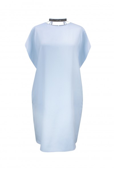 Błękitna sukienka oversize z kolią