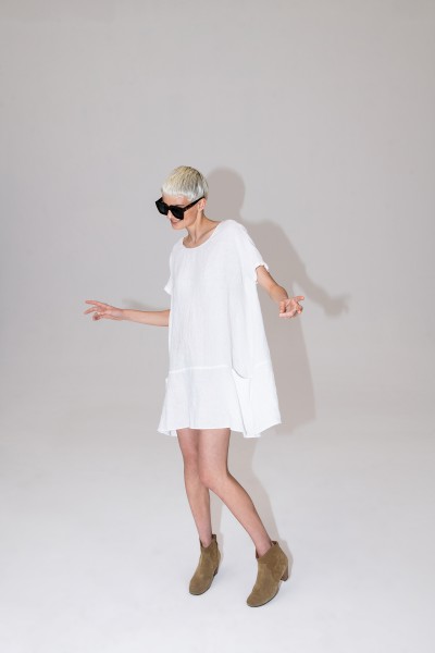 Biała sukienka o fasonie oversize z czystego lnu