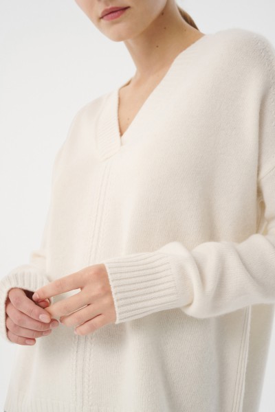 Luźny wełniany sweter w kolorze ecru