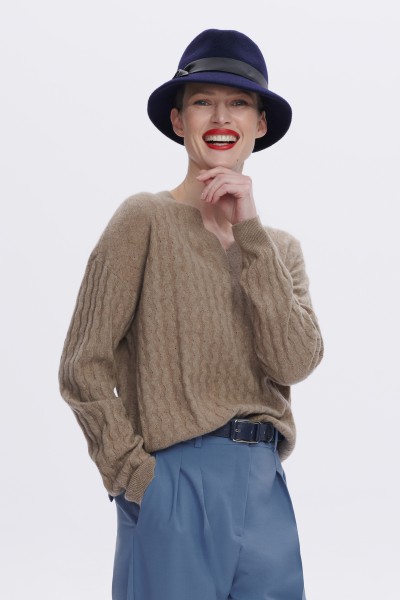 Kaszmirowy sweter o ozdobnym splocie w jasnobrązowym kolorze