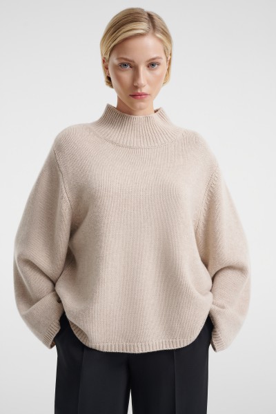 Beżowy sweter oversize z wełny merino